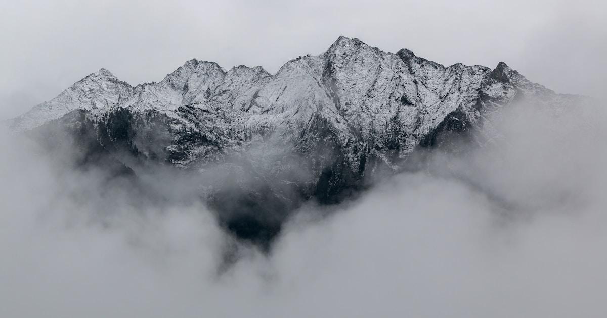 雲に覆われた雪山の頂