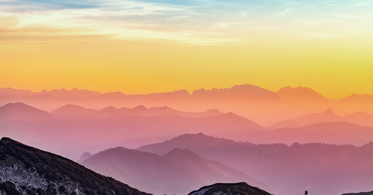 夕暮れの丘陵と空の風景