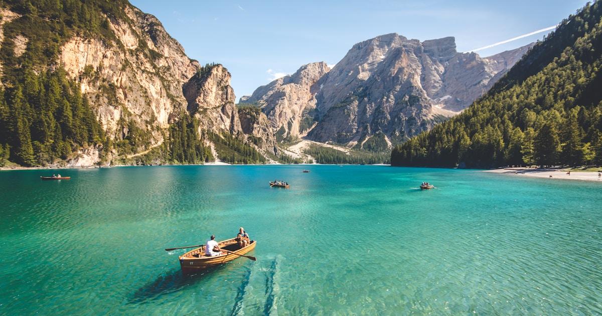 湖と山の風景