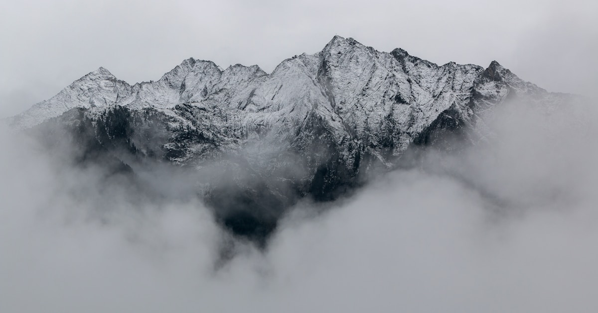霧の中にそびえる雪山の風景