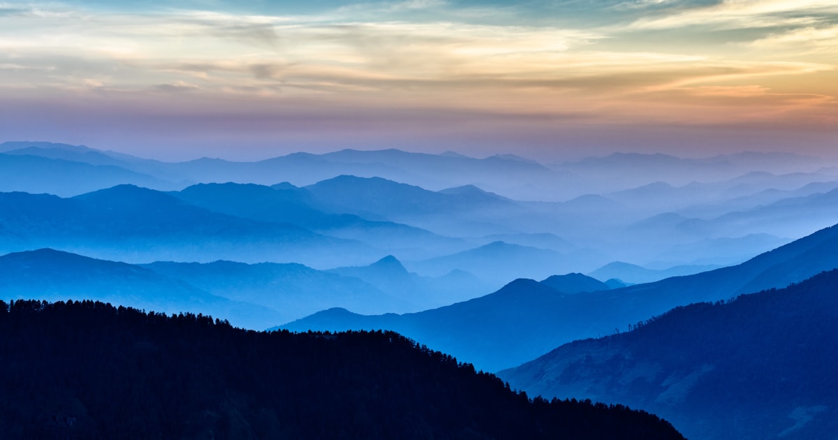 早期退職の決断を象徴する夕暮れの山並み