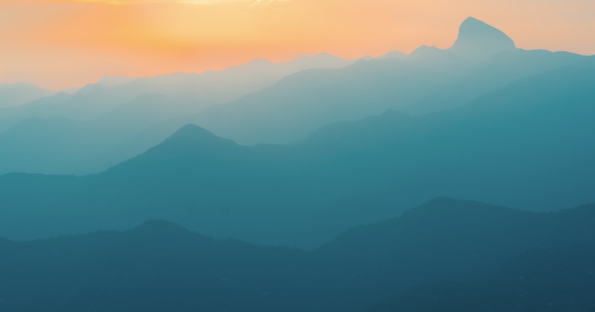 朝焼けに染まる山のグラデーション