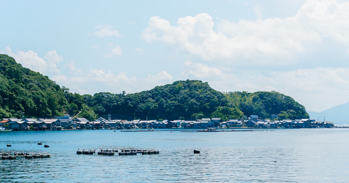 穏やかな海に浮かぶ島の風景