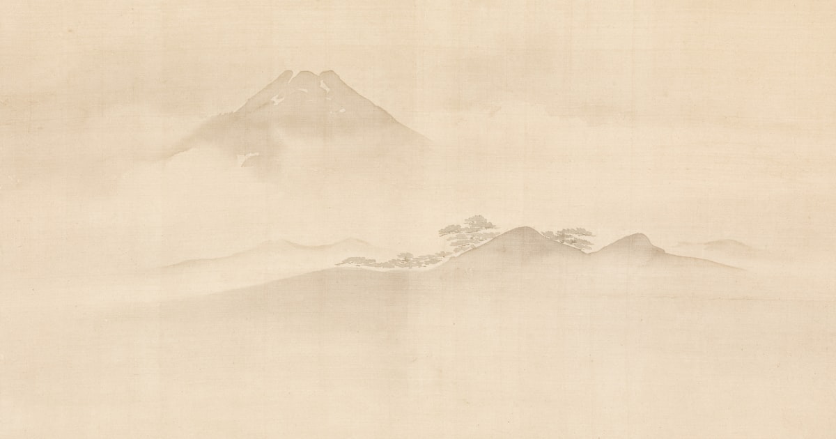 霧にかすむ山を描いた水墨画のような風景