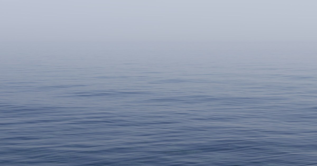 霧に包まれた静かな海の風景