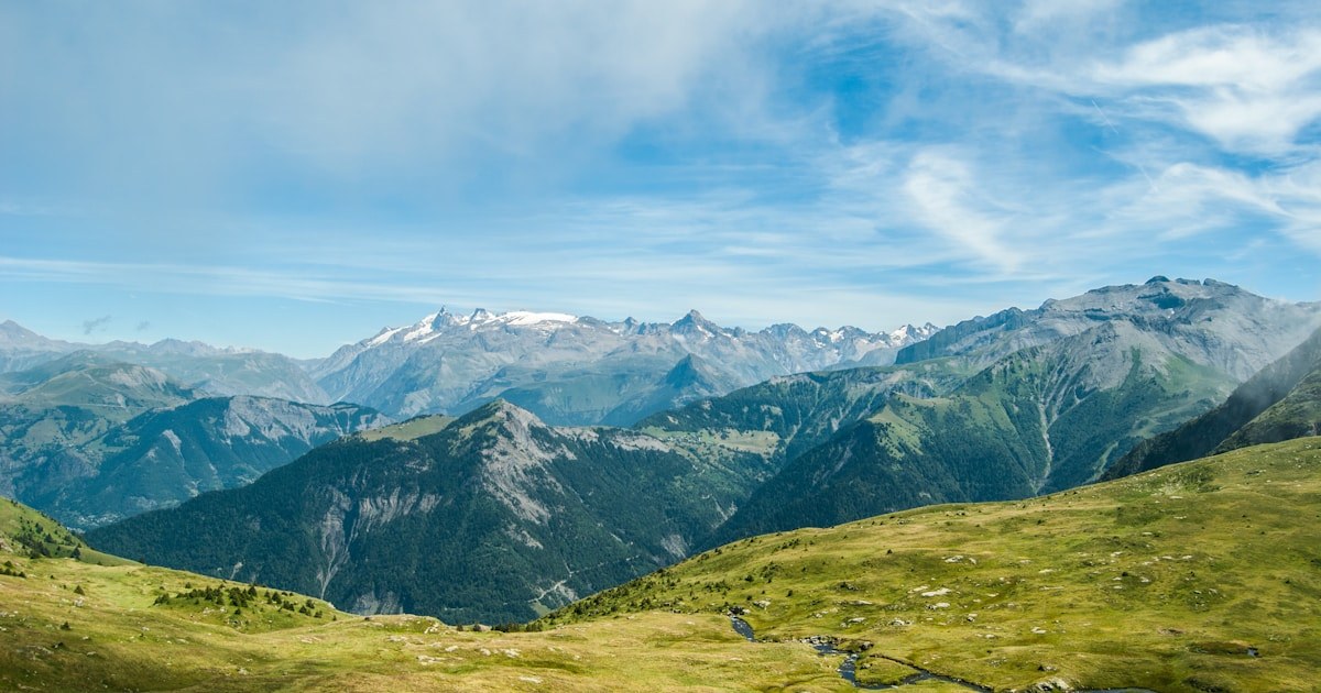 山の緑の草原の風景