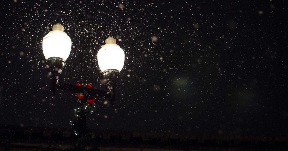 夜の街に灯る二つの街灯