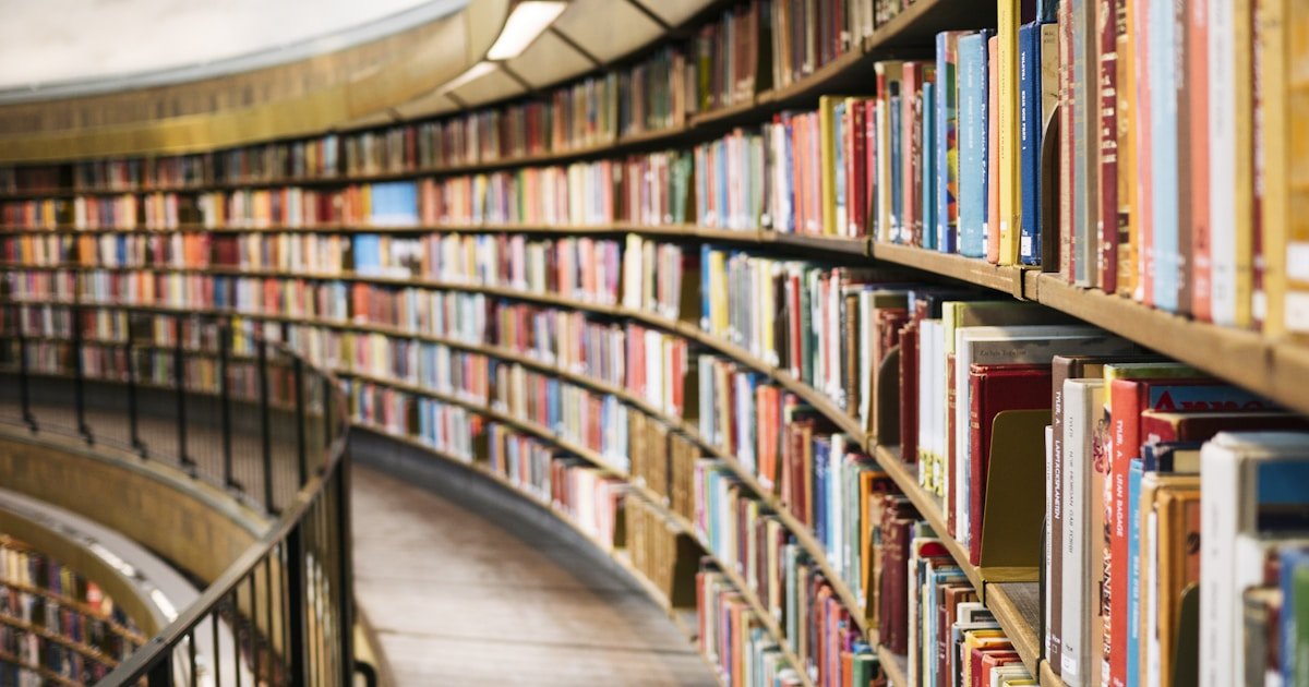 本が並ぶ図書館の書棚
