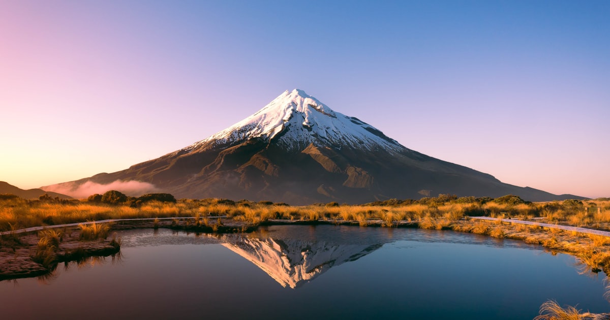 湖に映る山の風景