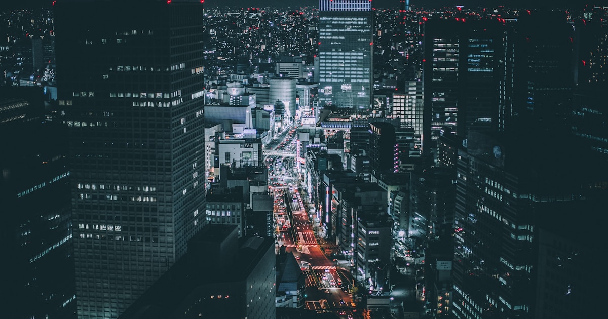 夜の都市の街並み
