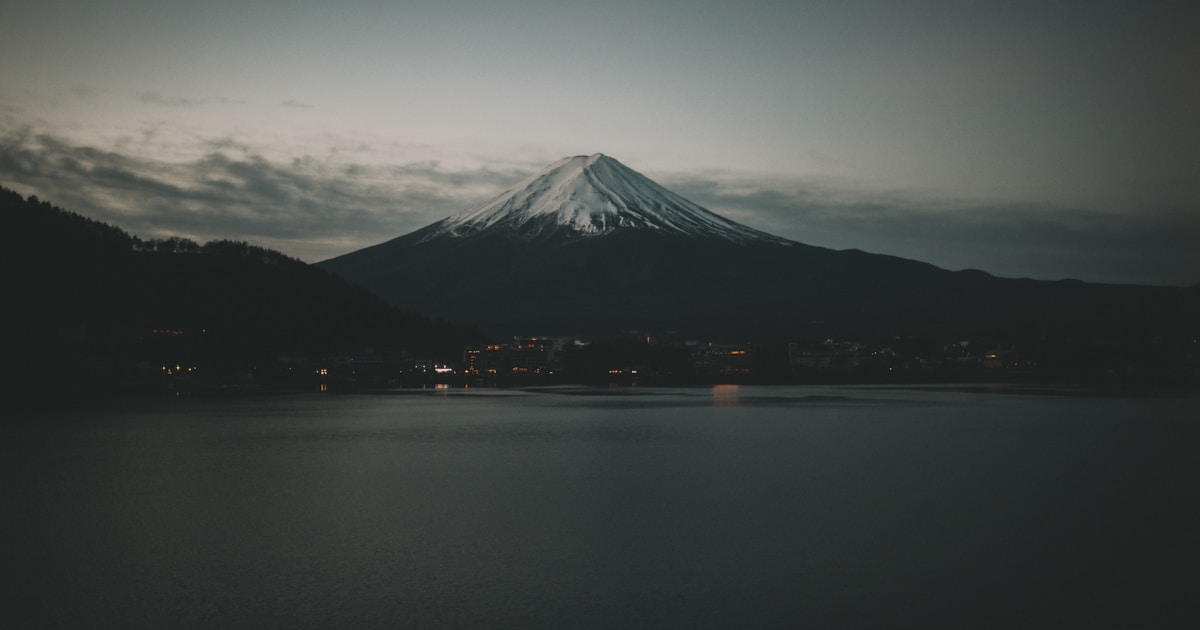 湖と山を望む風景