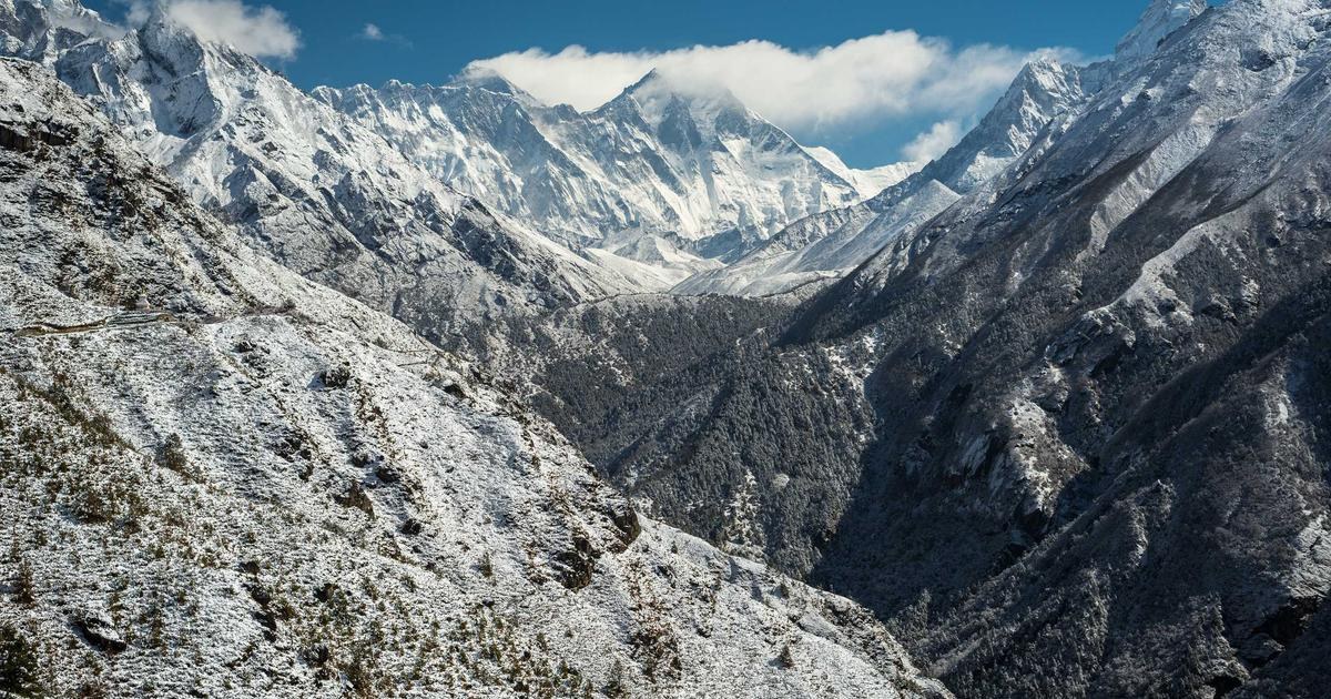 雪をかぶった山脈