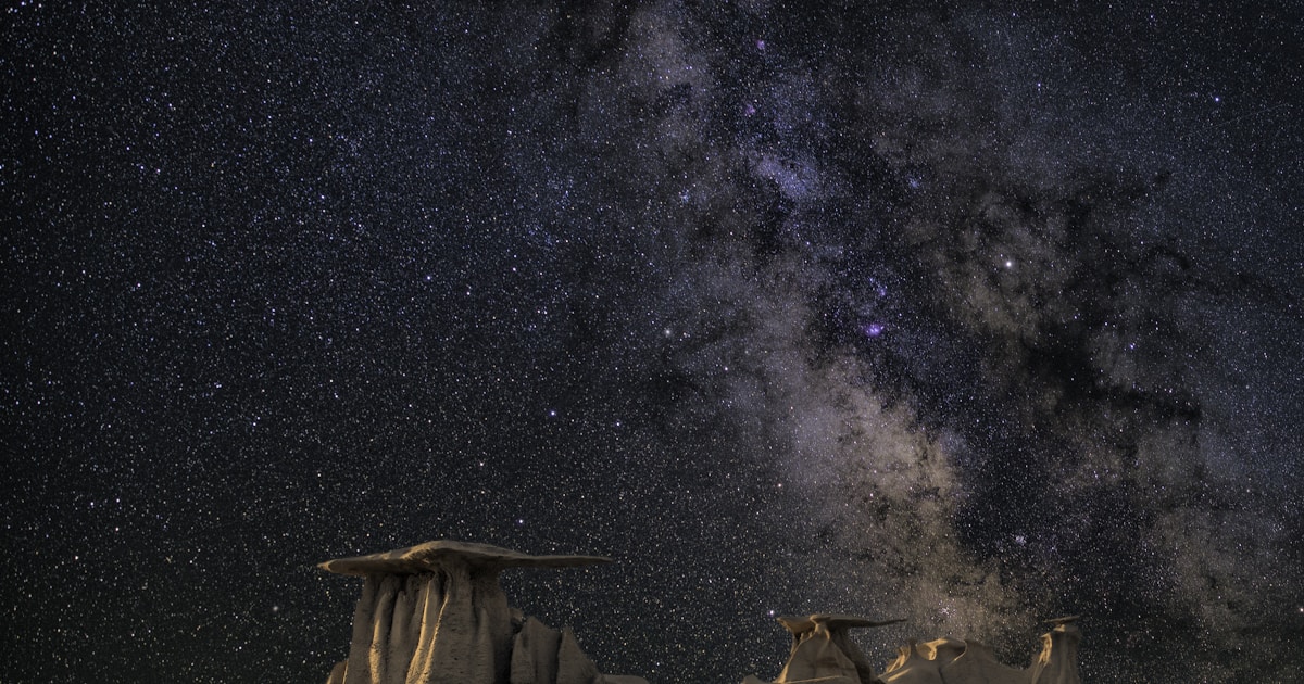 満天の星空が広がる夜の風景