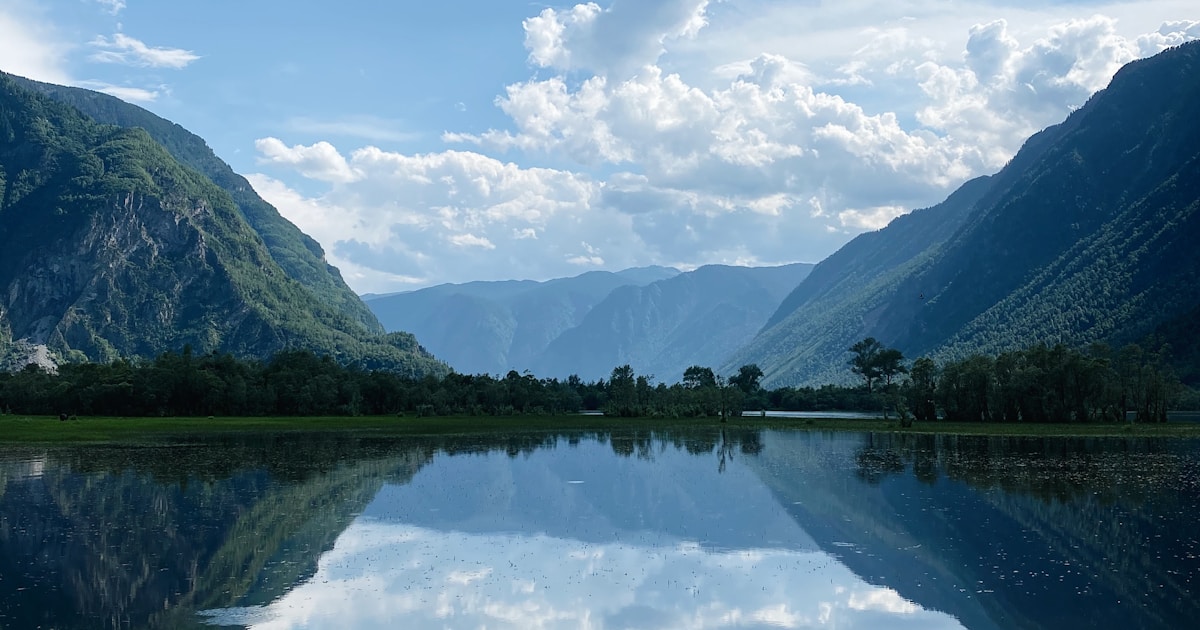 静かな湖と山並みの風景。仕事が向いてない原因を切り分けて考えるイメージ