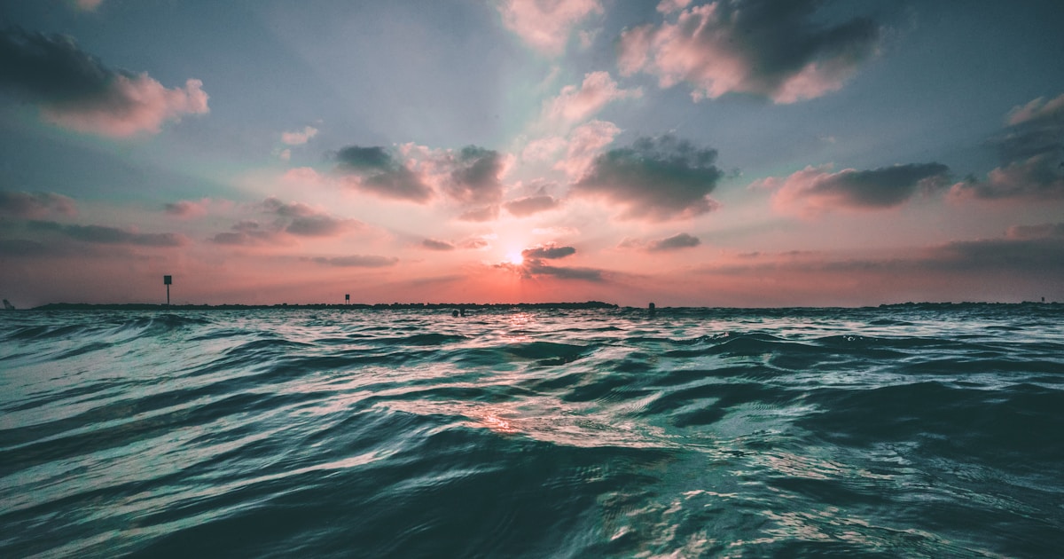 夕焼けの海（穏やかな海のイメージ）