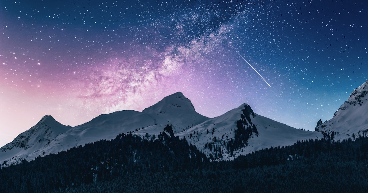 流れ星と夜の山｜新しい方向を探すイメージ