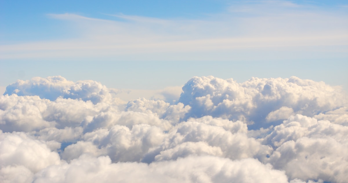 眼下に広がる雲海の風景。転職後の後悔を俯瞰して整理するイメージ