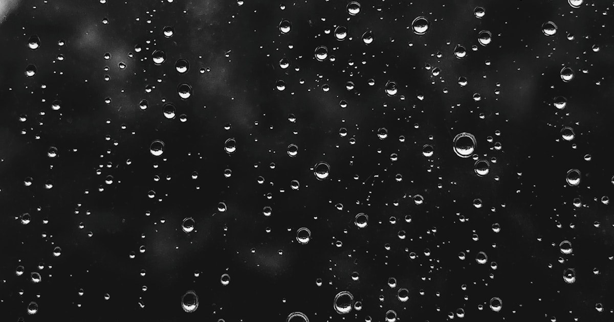 水滴がついたガラス面