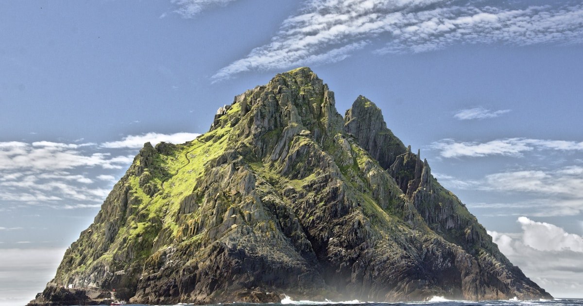 緑に覆われた山の島影