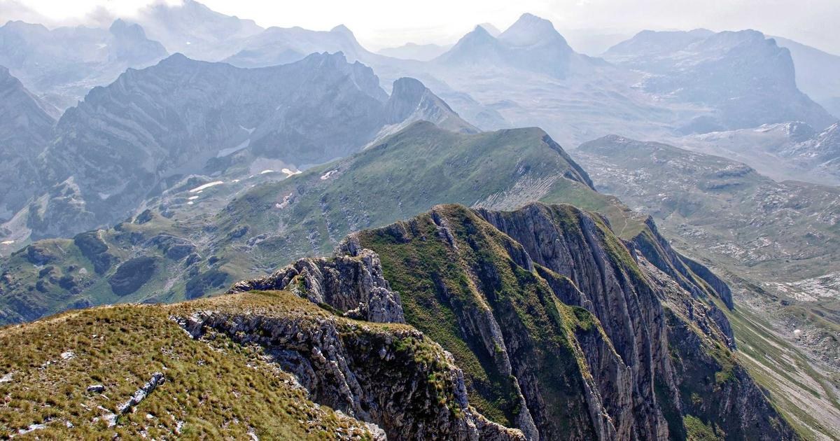 新しい環境を思わせる山並み