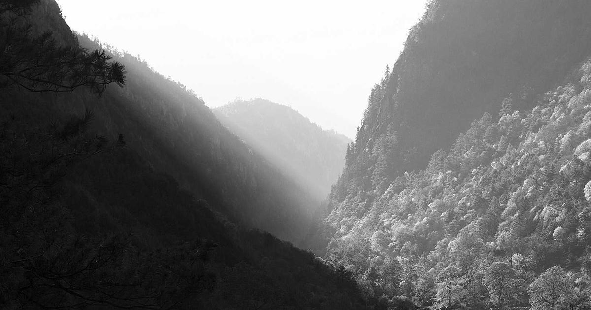 霧のかかった山あいの谷