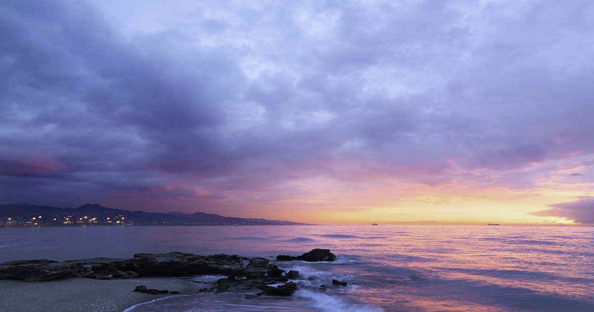 夕暮れの海岸の風景