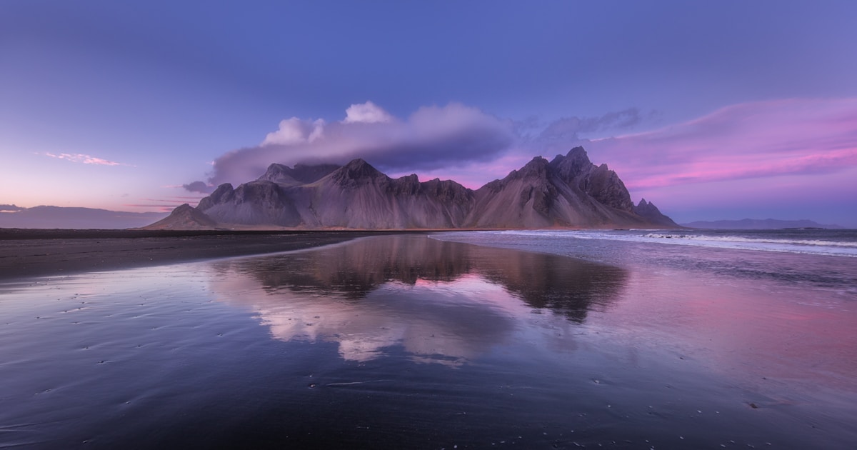 静かな湖と山の風景