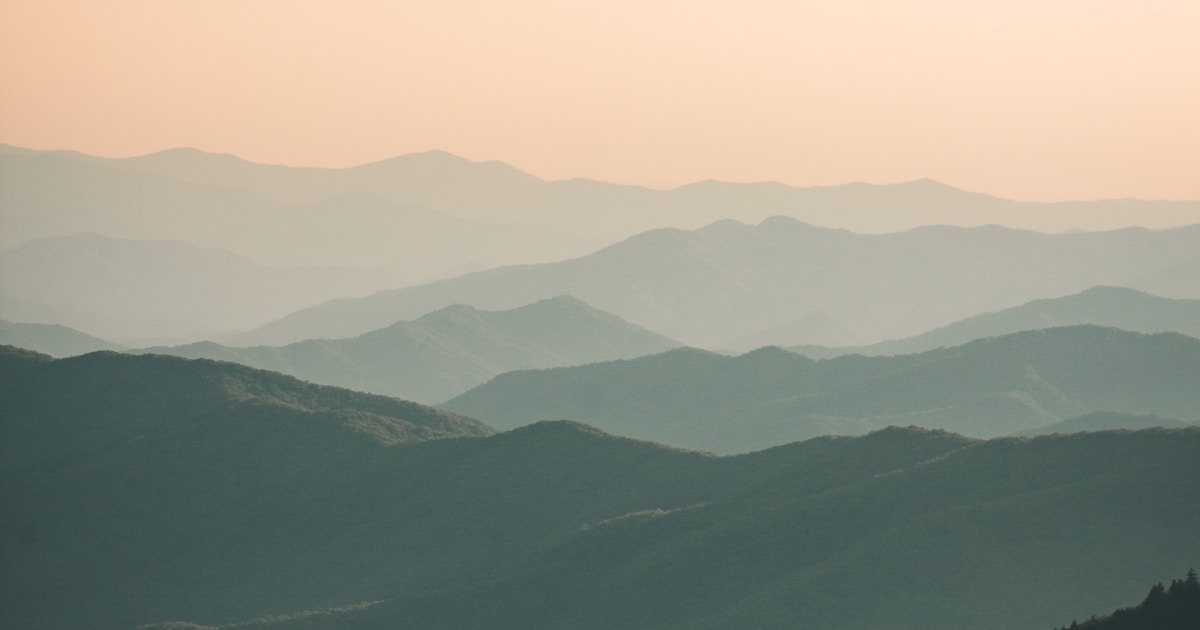 重なり合う山並みの遠景