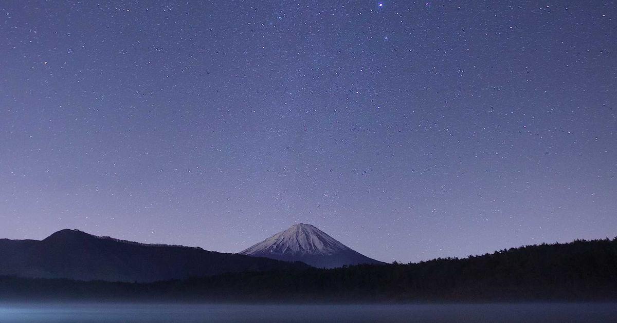 夕暮れの山と湖の遠景
