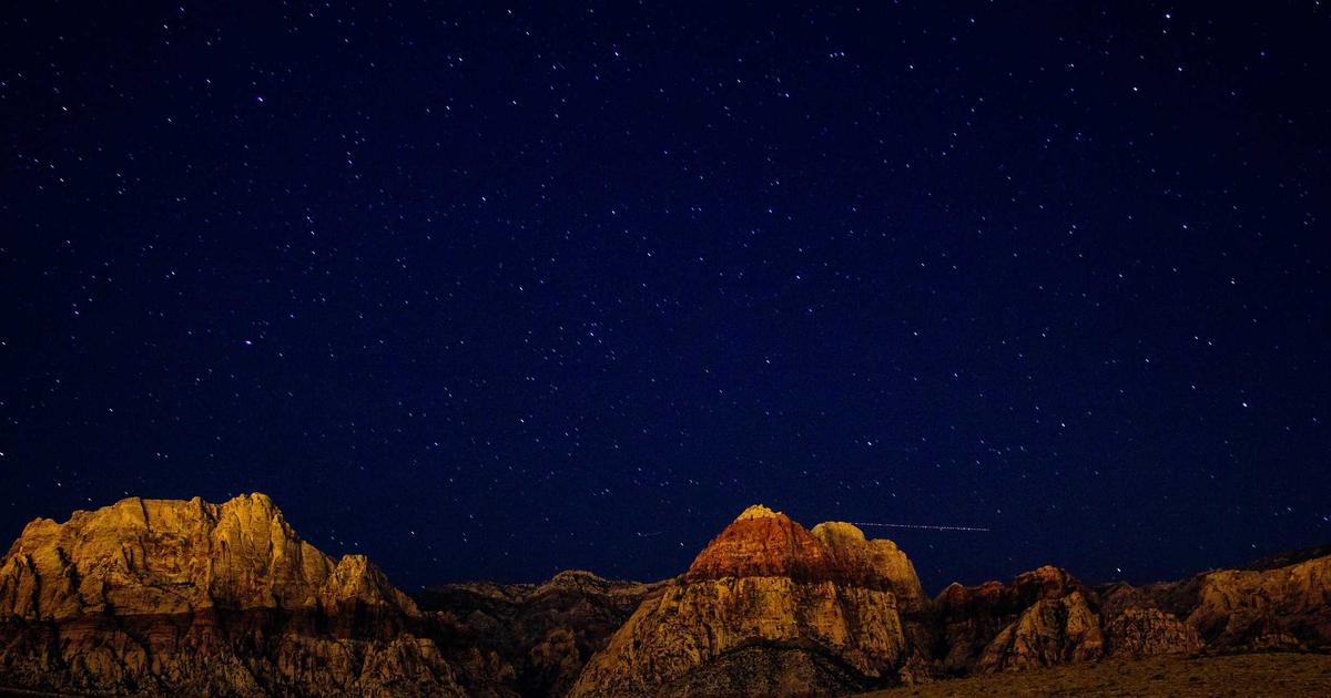 星空と崖の夜景