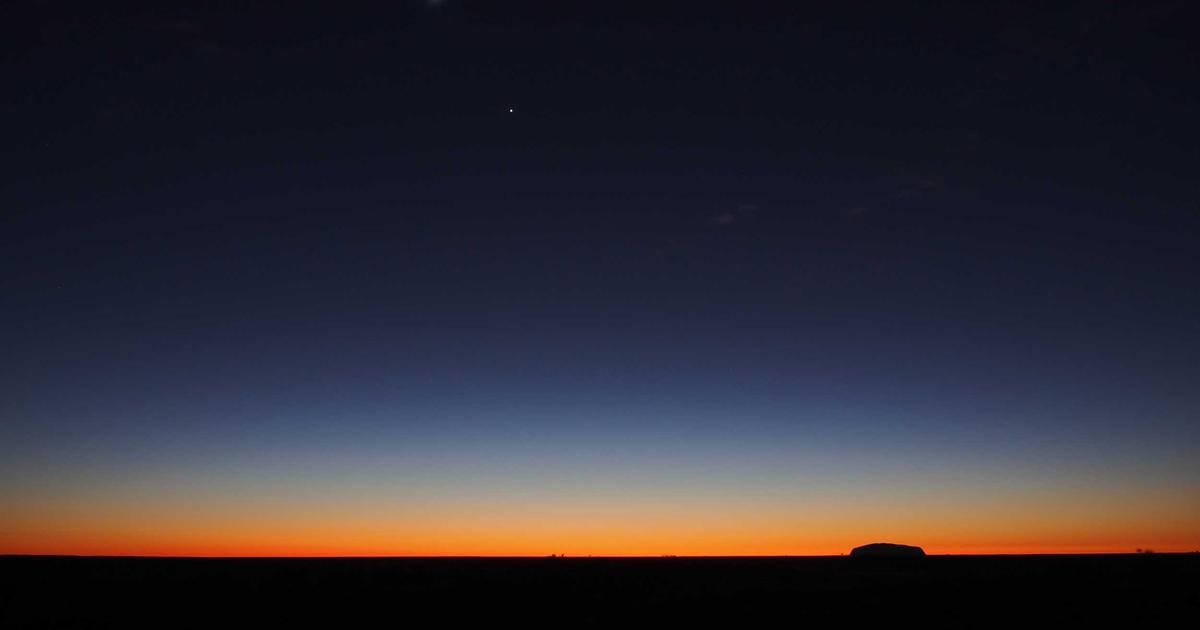 地平線にのびる夕暮れの空。方向を見定めるイメージ