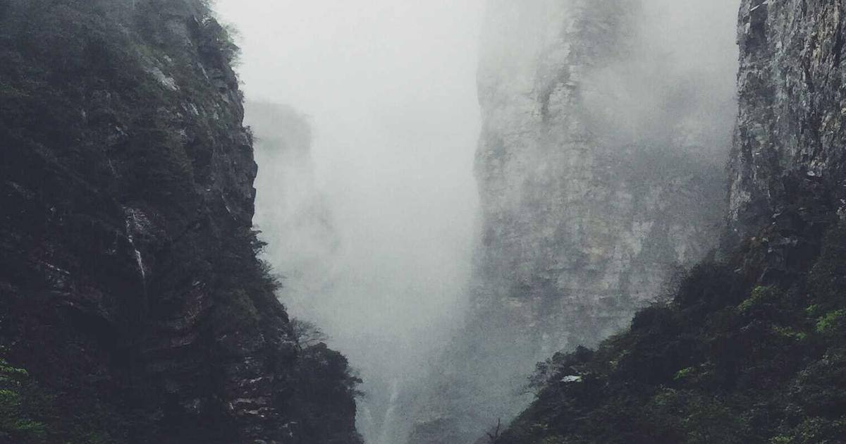 霧に包まれた山肌の風景。先が見えにくいイメージ
