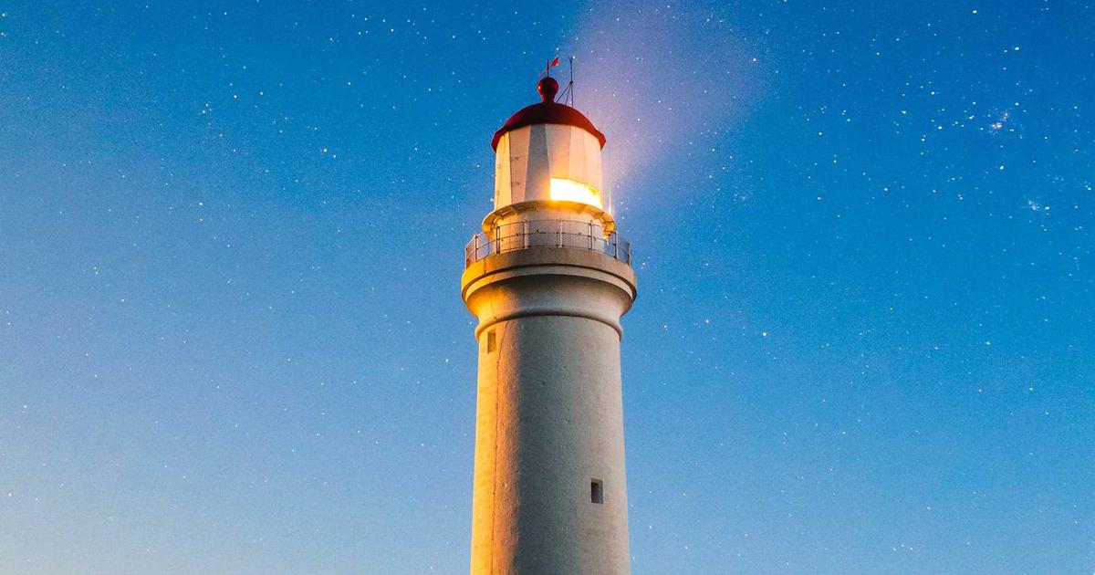 夜明けの灯台