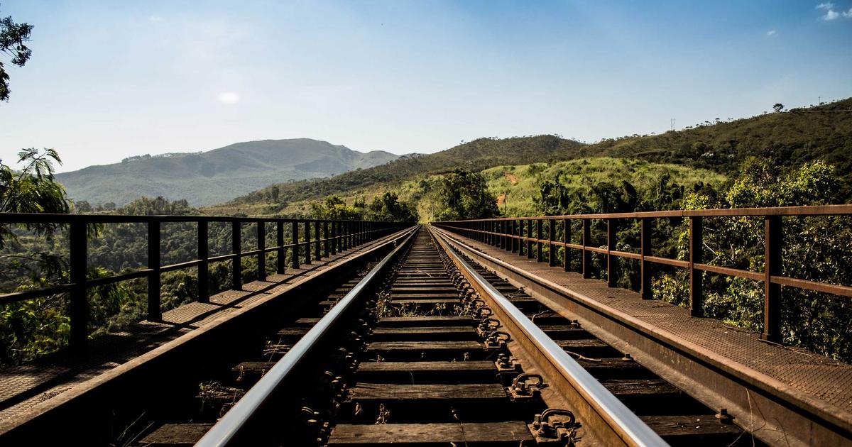 山あいへ延びる鉄道の線路