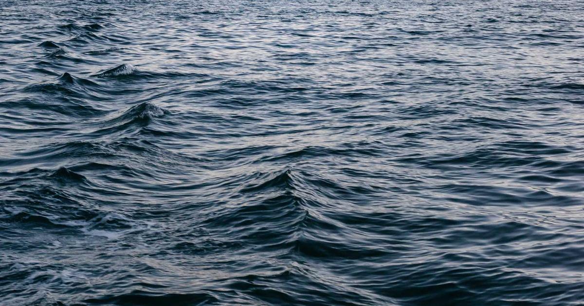 深い青色の海面のさざ波