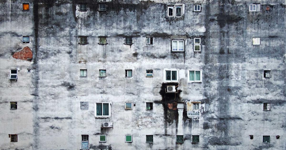 大きな建物の窓が並ぶ外観