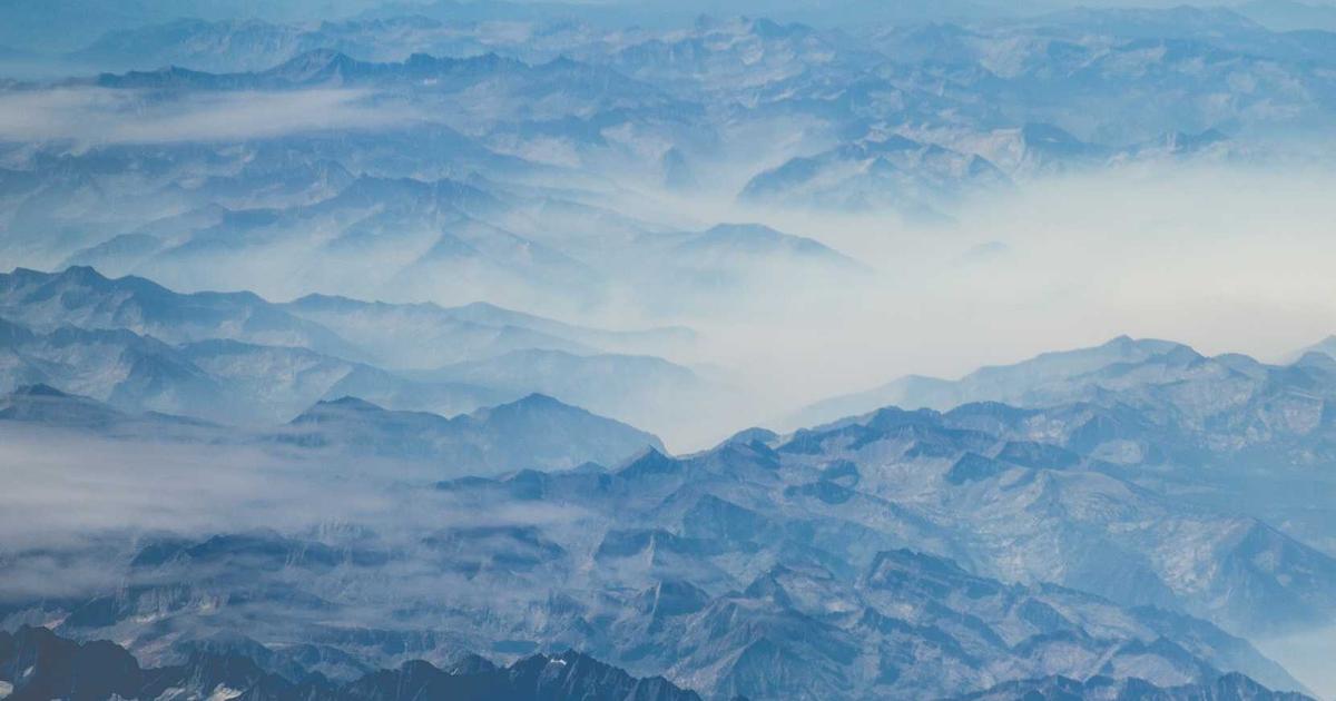 霞がかった山々の連なり