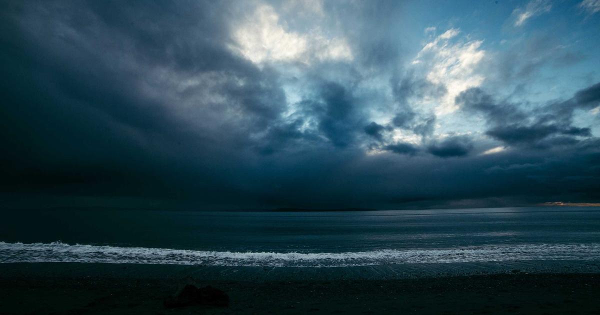 水平線と雲が広がる海の風景