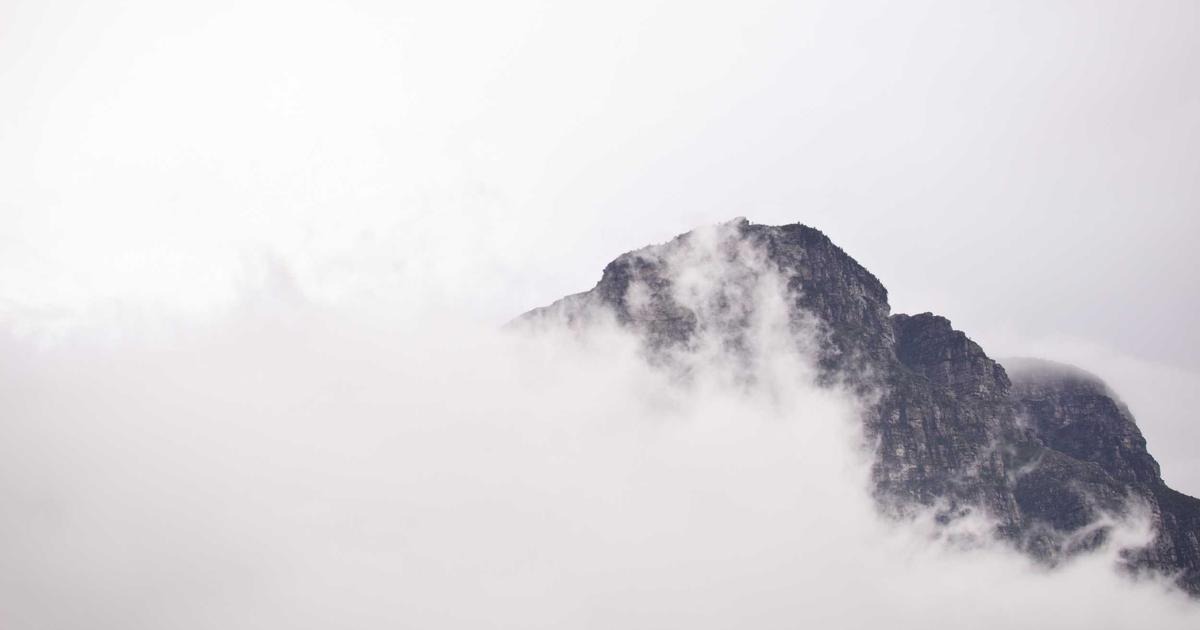 霧の向こうに山頂が見える風景