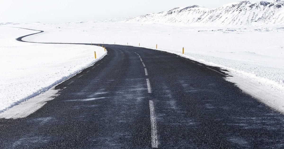 雪原を通る一本の道路