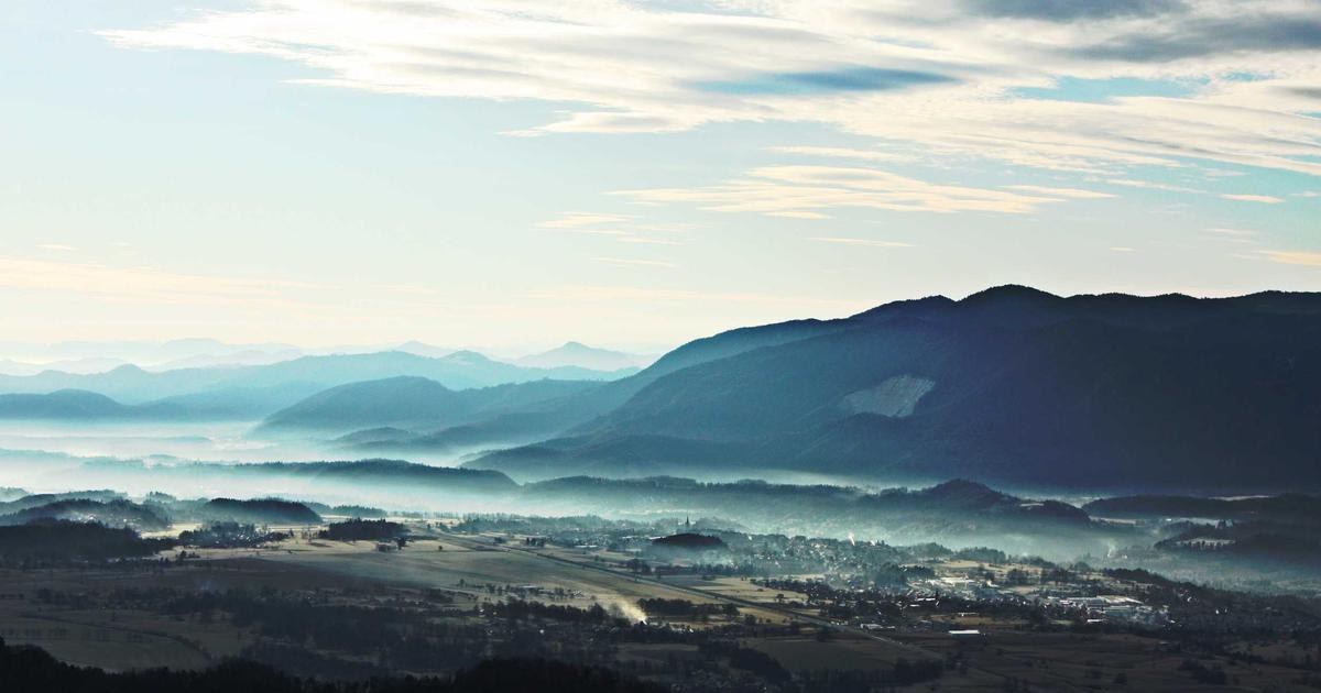 霧のかかった山並みの遠景