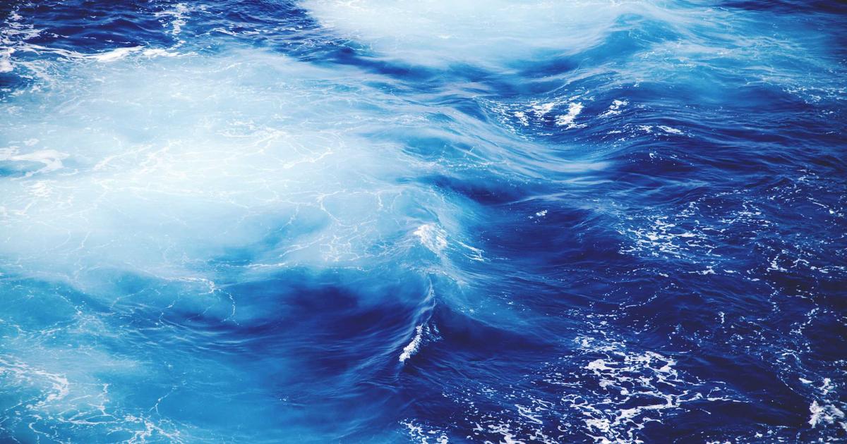 うねる青い海の水面