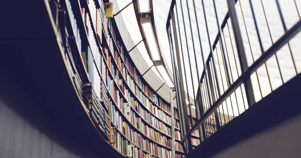 階段状に並ぶ図書館の書架
