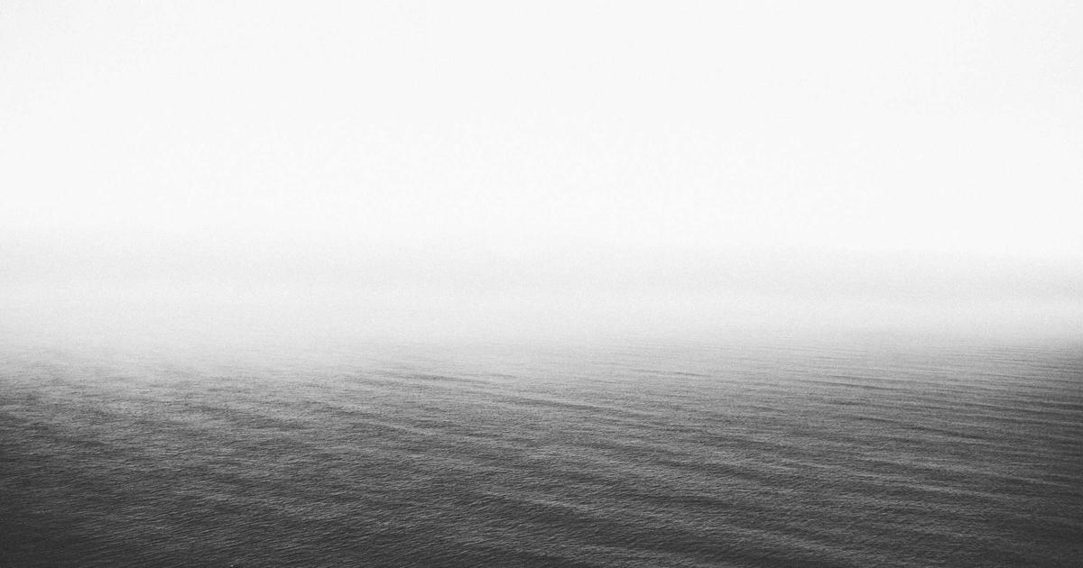 霧に包まれた静かな海