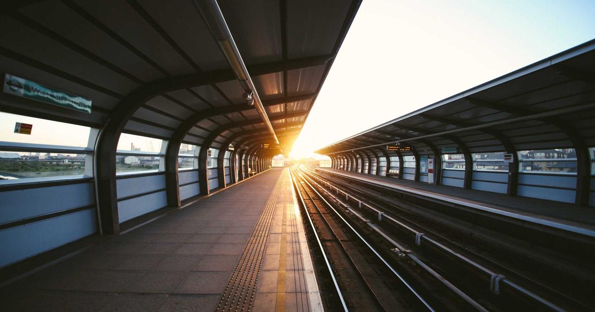 人のいない駅のホーム