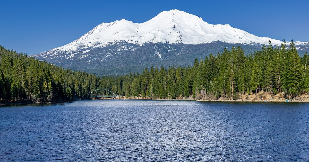 雪をいただく山と静かな湖の風景
