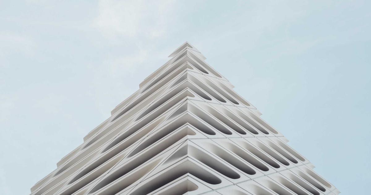 幾何学的に積み上がる建築物
