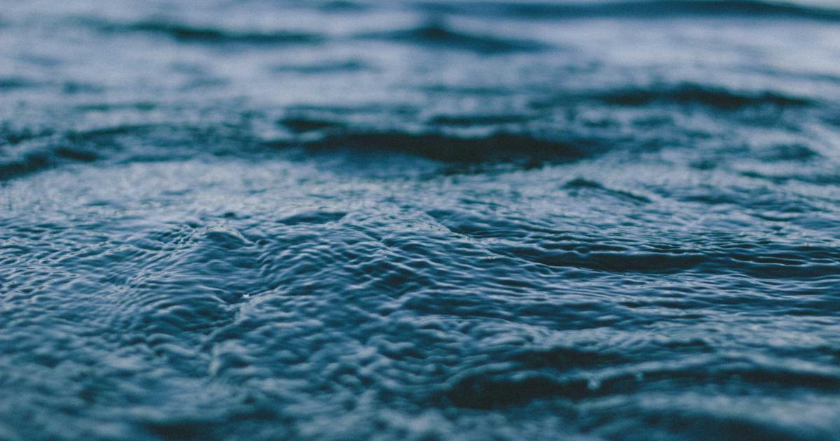 波打つ水面のクローズアップ
