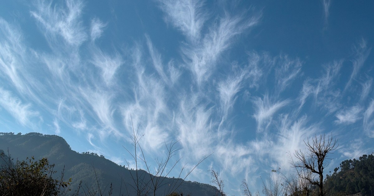 青空に薄い雲が広がる風景