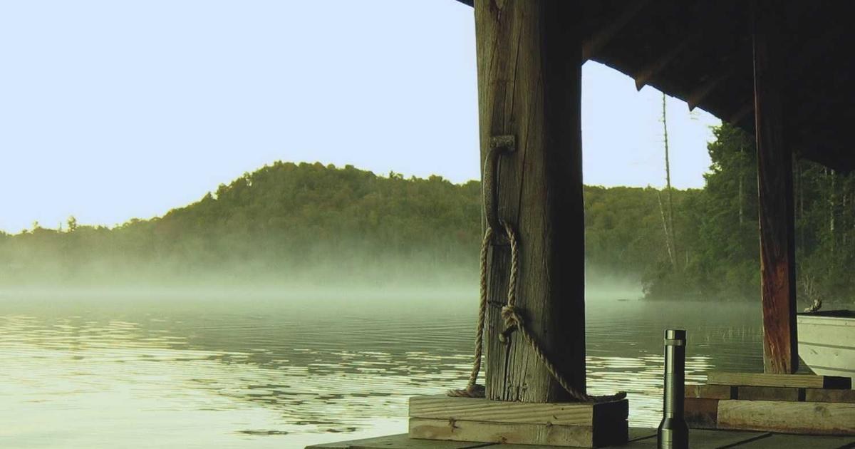 霧のかかった湖の静かな風景